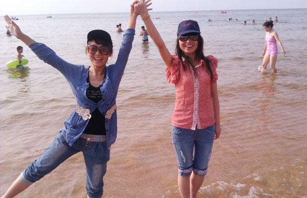 看這倆美女玩的很high呀!