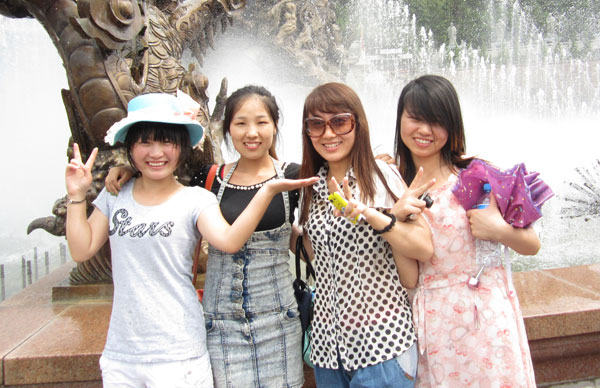 火爆化妝品招商網的靚妹!